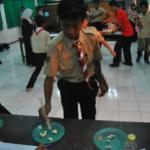 mengambil kacang dengan sumpit