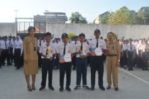 Penyerahan Medali dari Sekolah